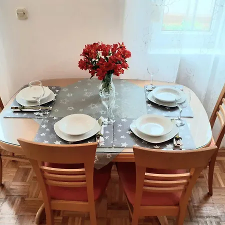 Cosy In Tourist Area Apartment *